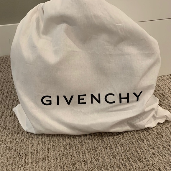 Auth givenchy - Picture 2 of 2